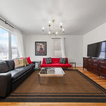 Perfect Location Across From Park & Train Station Villa