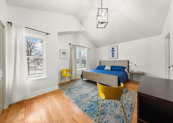 Ferienhaus Perfect Location Across From Park & Train Station *