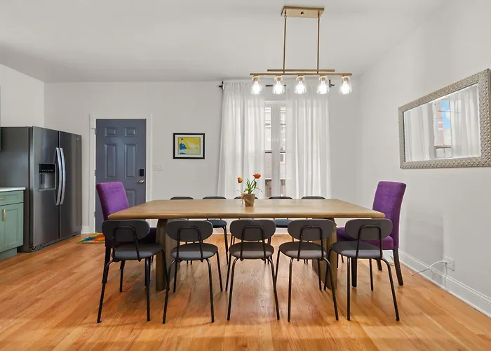 Perfect Location Across From Park & Train Station Ferienhaus Chicago
