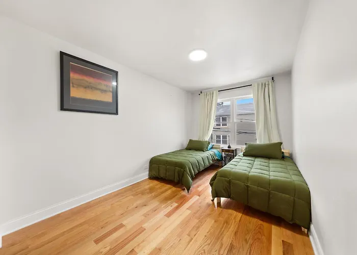 Perfect Location Across From Park & Train Station Ferienhaus