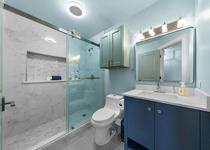 Perfect Location Across From Park & Train Station Ferienhaus *