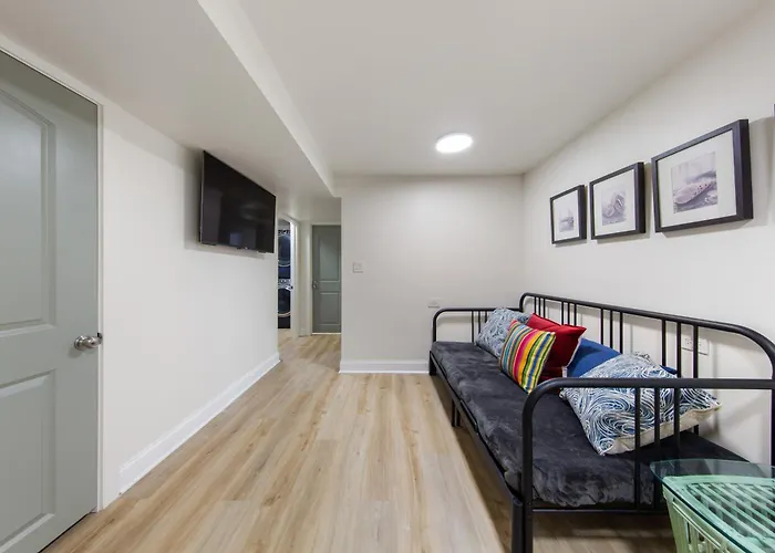 Perfect Location Across From Park & Train Station Ferienhaus Chicago