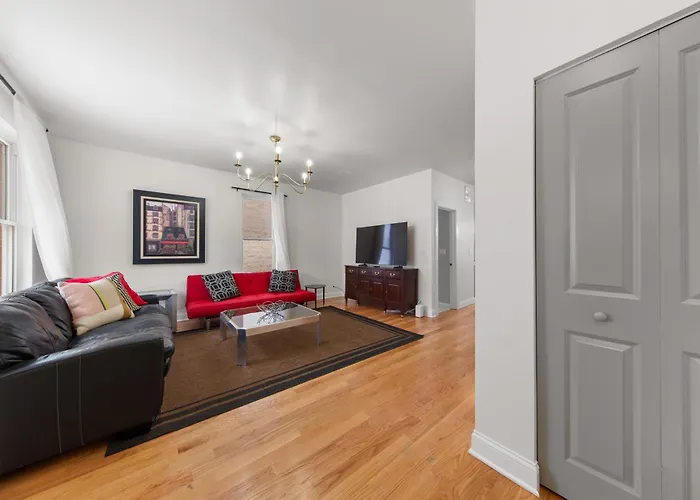 Perfect Location Across From Park & Train Station Ferienhaus