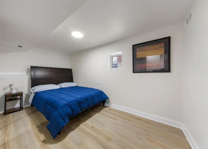 Perfect Location Across From Park & Train Station Ferienhaus *