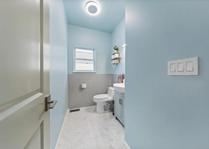 Ferienhaus Perfect Location Across From Park & Train Station *