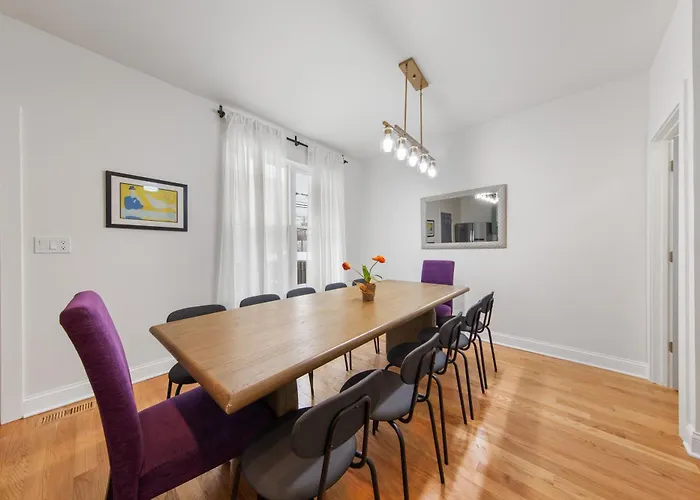 Perfect Location Across From Park & Train Station Ferienhaus