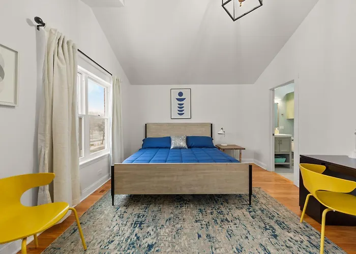 Perfect Location Across From Park & Train Station Ferienhaus