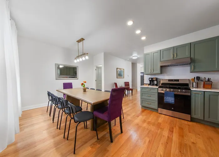 Perfect Location Across From Park & Train Station Ferienhaus Chicago
